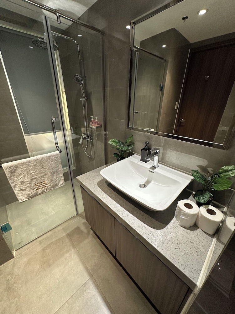Luxury Penthouse & High-Floor Hotel near City of Dreams, Airport, Okada, and Solaire Casino