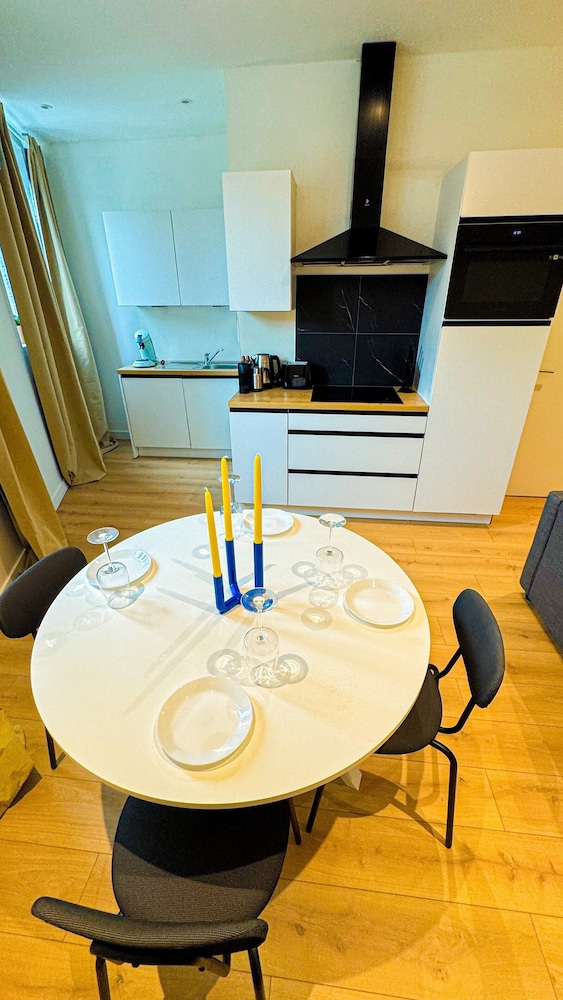 1BR Apt With Living Room Near CityArea