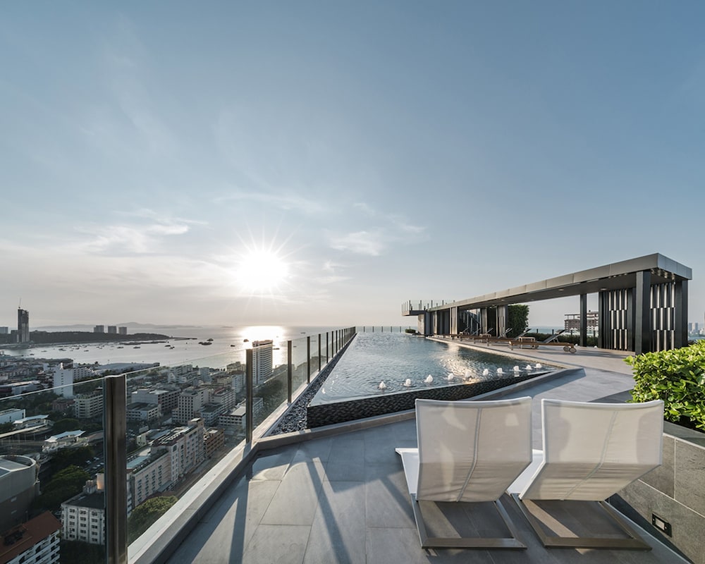 A Luxury 2 Bedrooms The Base Downtown