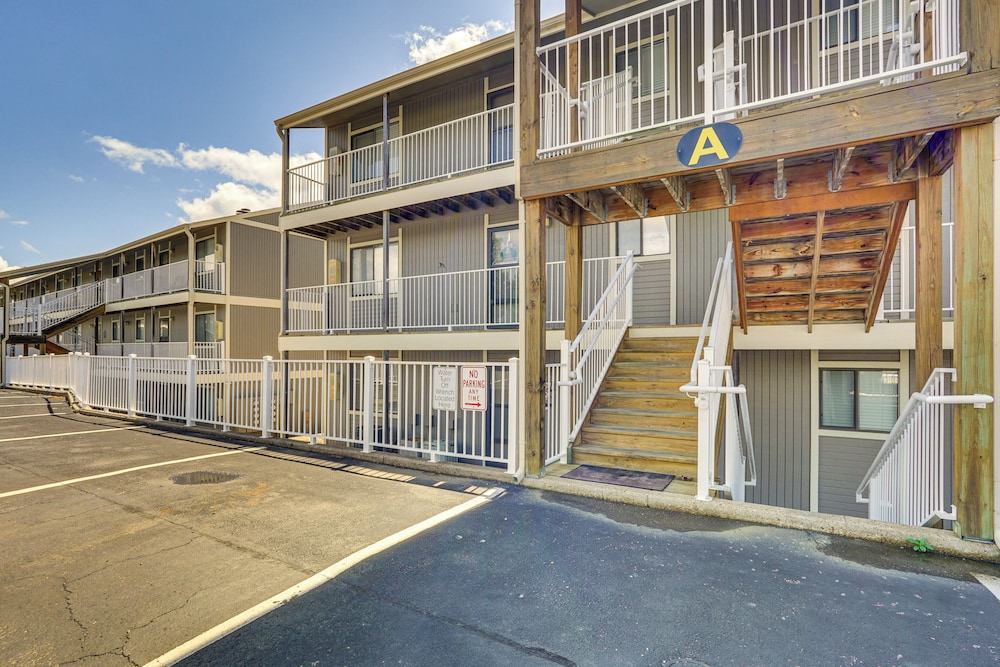 Lake & Pool Access: Lazy Days Condo w/ Balcony!