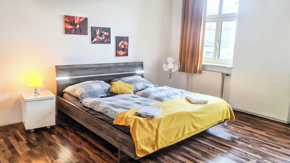 Budget 2BR Apartment Near Stadthalle