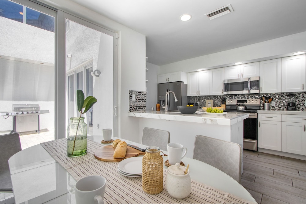 Sea Breeze by Avantstay Across From Fort Lauderdale Beach Pool Out Door Dining Fire pit