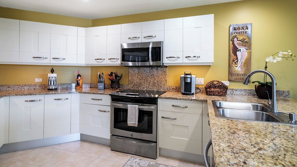 Updated Townhome Ocean View Private BBQ & Lanai - Vrkcv