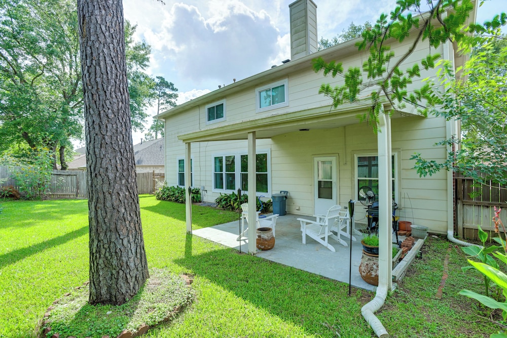 4 Mi to Old Town Spring: Family Retreat w/ Yard!