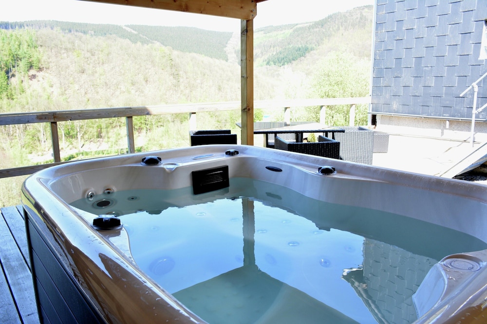 Lake-view Apartment With Sauna, hot tub