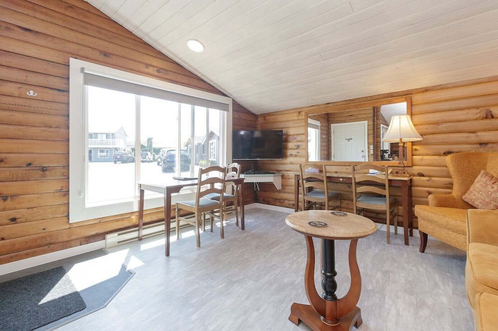 The Cedarwood Inn & Suites