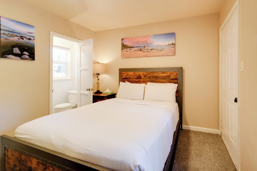 Walk to Beach: Mourelatos Lakeshore Resort Condo!