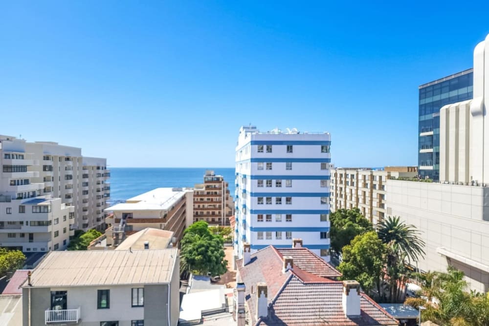 Elegant Sea Point Retreat Splendid Views Wifi