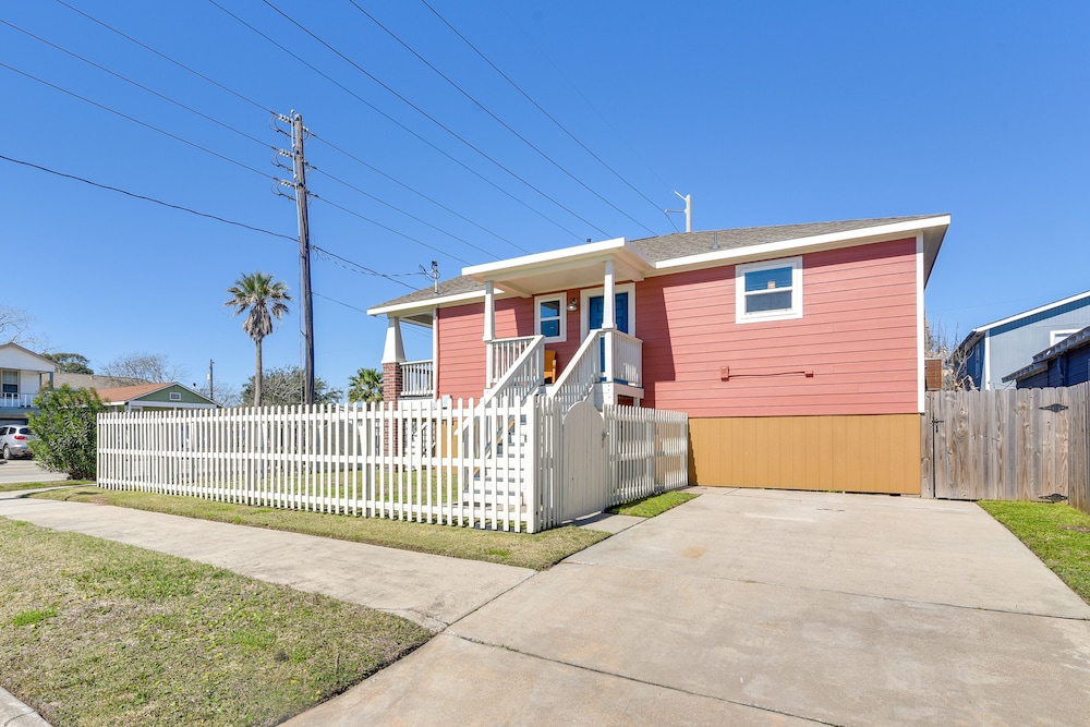 Galveston Vacation Home: 2 Mi to Galveston Beach!