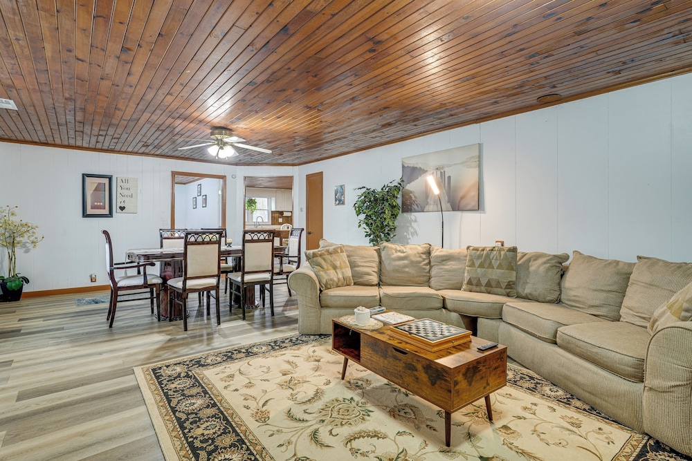Deck & 2-acre Yard: Quiet Getaway in Crandall!