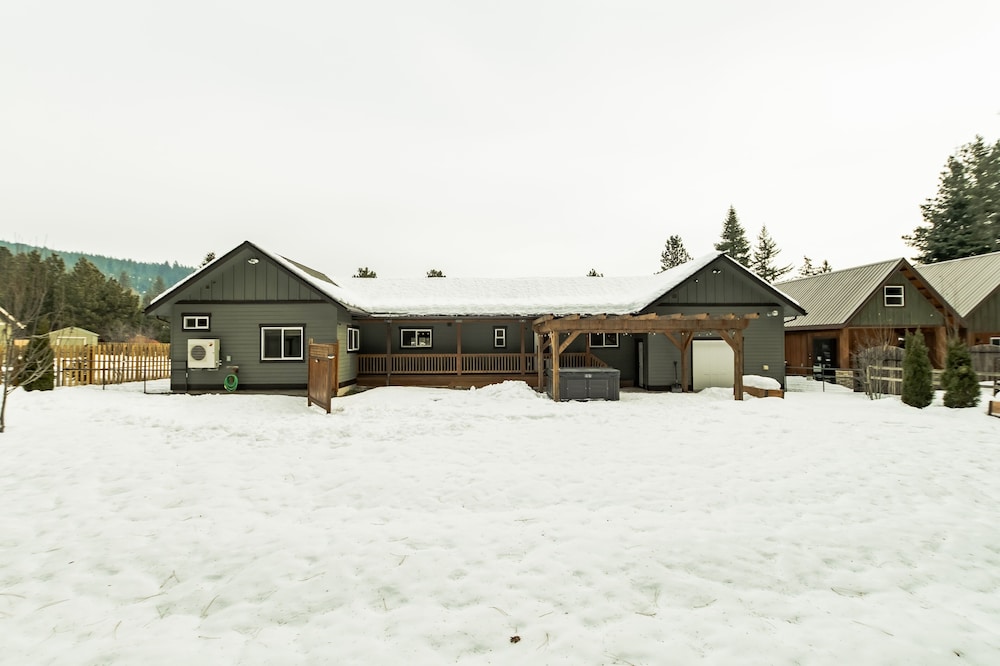 Mountain Retreat With Hot Tub, Game Room And Yard 3 Bedroom Home