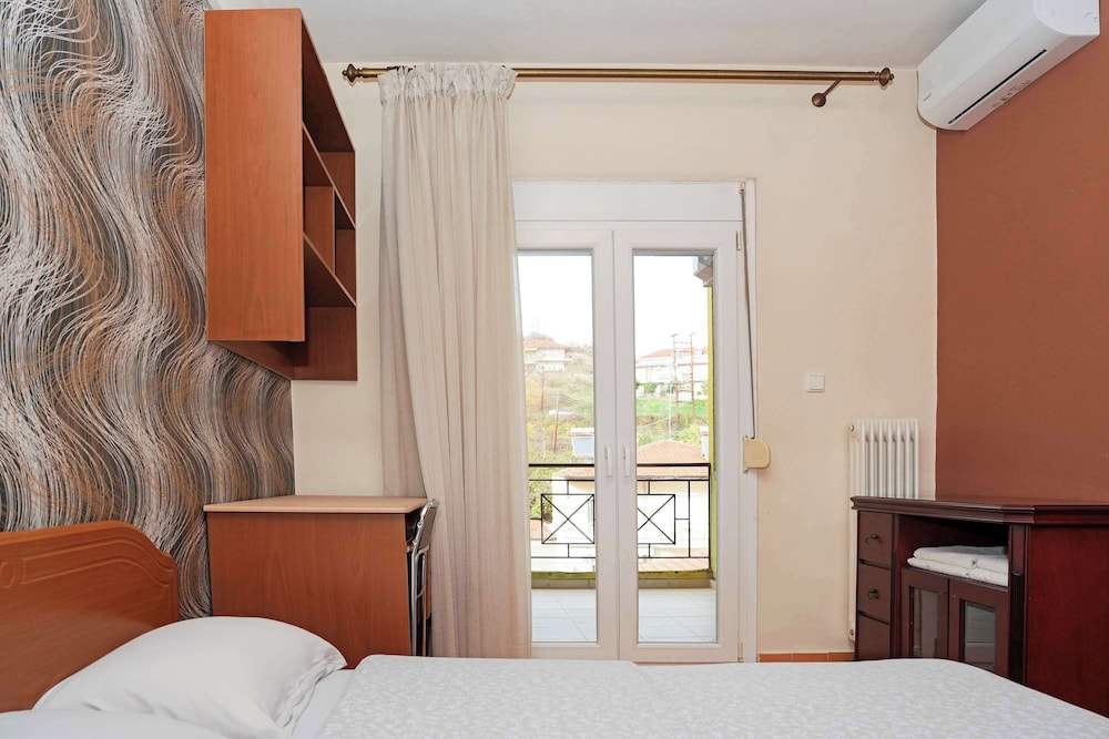 Central Grevena Retreat With Mountain Views