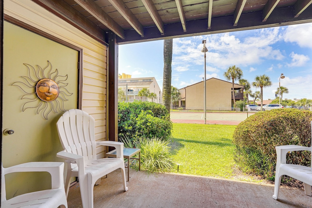 Breezy PCB Retreat w/ Balcony - Walk to Beach!