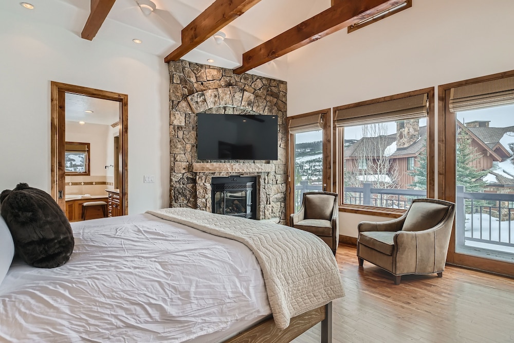 New Listing! Apres & Fairway Retreat 5 Bedroom Home by RedAwning view 4