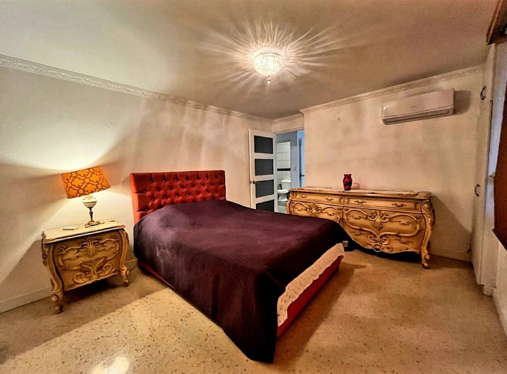 Spacious, Renovated, 2Hb in Style and With Pool