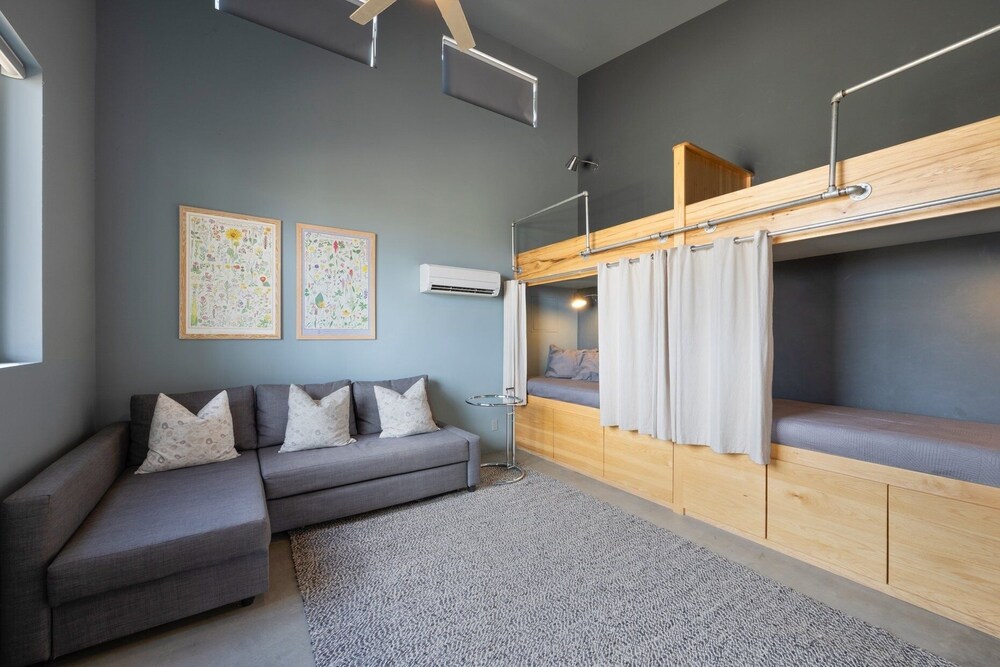 Jackalope Junction-pool, Hot Tub, Fire Pit, Bbq & Desert Views! 2 Bedroom Home by RedAwning