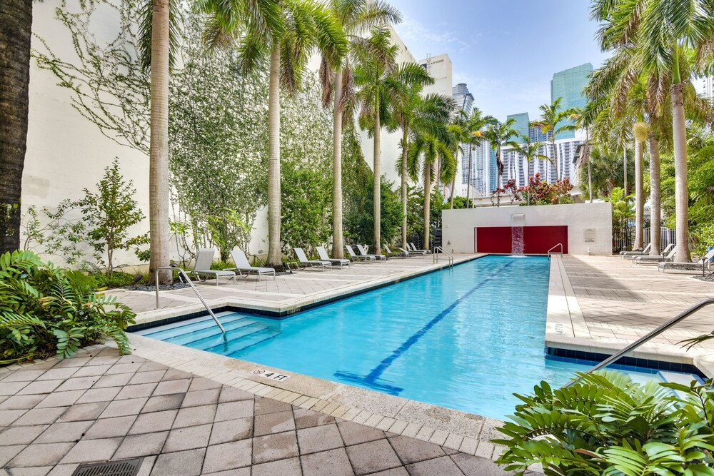 Luxe Downtown Miami Apt: Balcony, Pools, City View