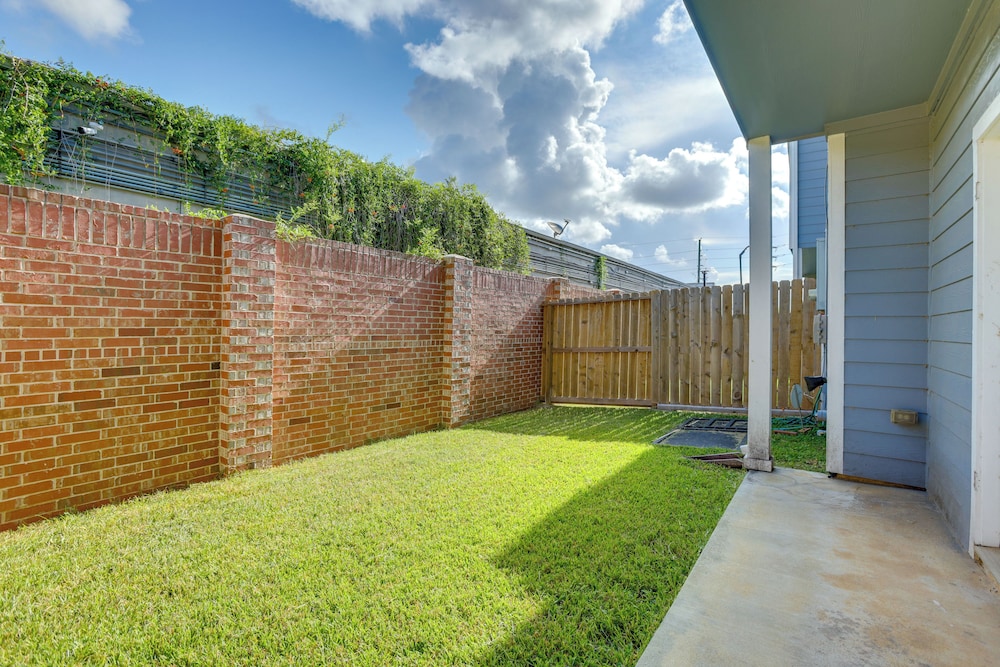 Yard & Workspaces: Luxe Duplex Unit in Houston
