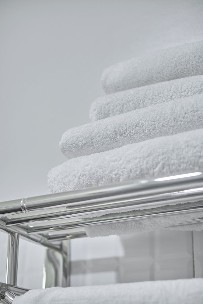 B&S Luxe Living