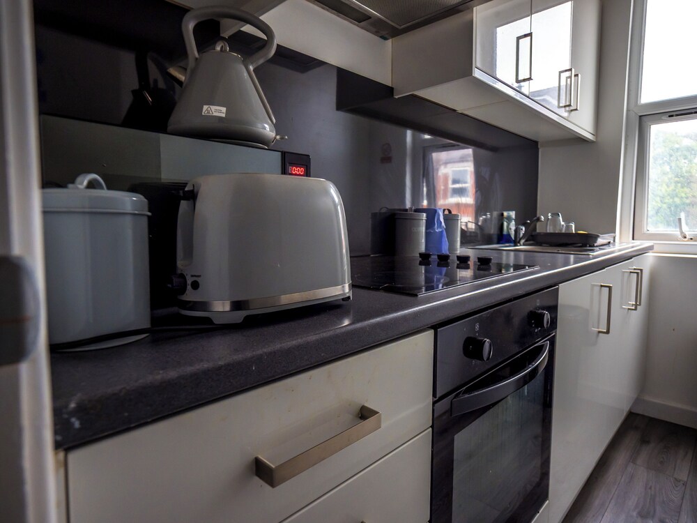 Ensuite3 Woodhouse private bath 2kitchen