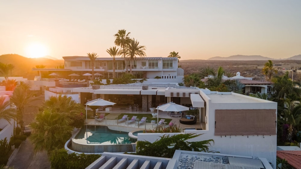 6 BR Huge Villa Steps To Beach Plus A Pool House