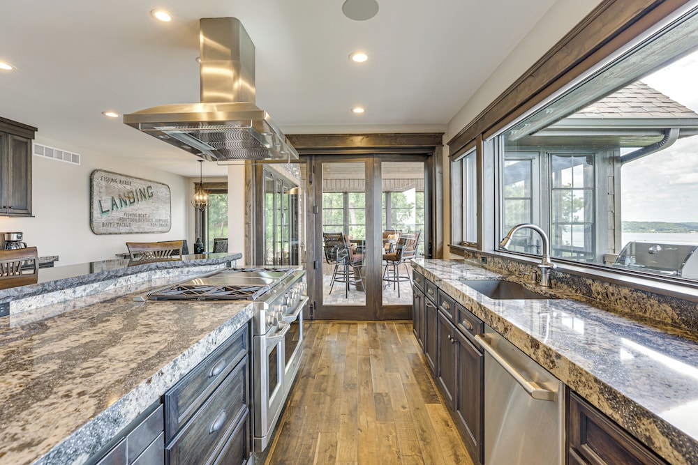 River Views + Wraparound Deck: Dubuque Getaway