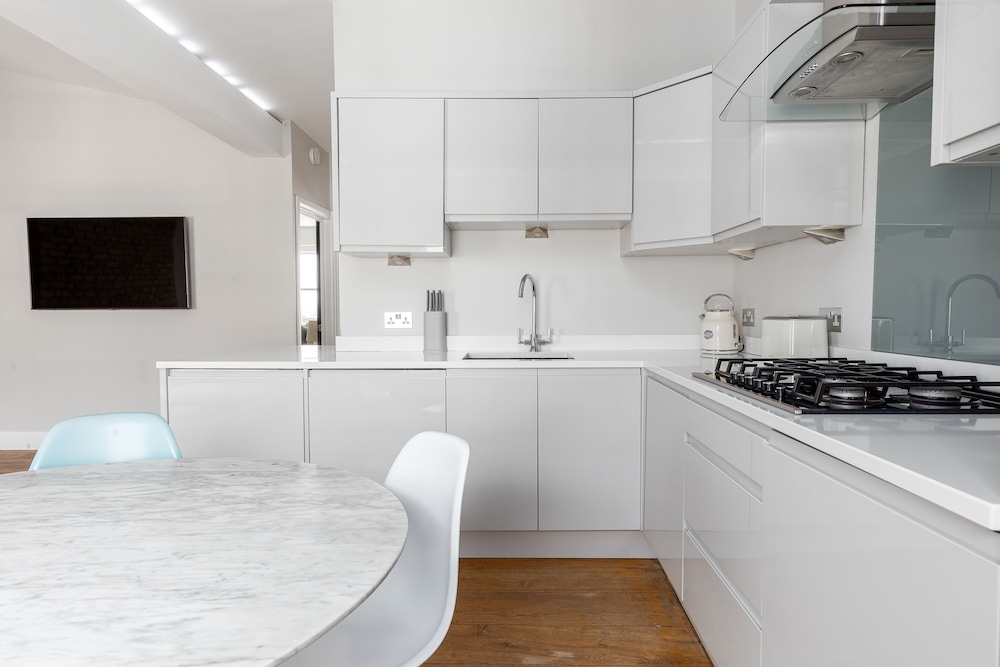 Radiant 2 Bed Flat near Portobello