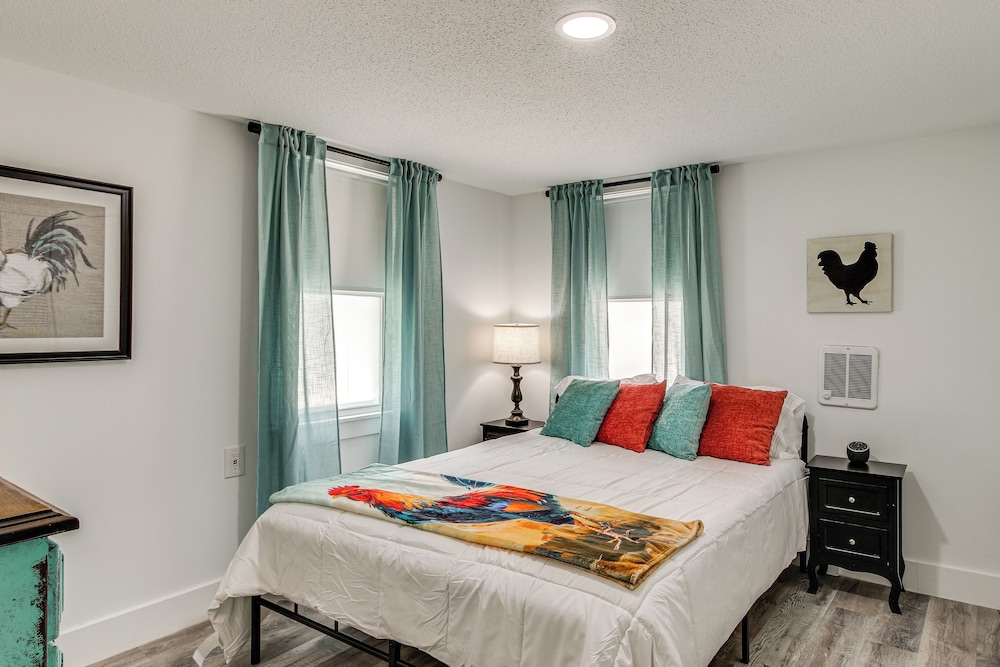 2 Mi to USC Campus: Peaceful Apartment w/ Yard