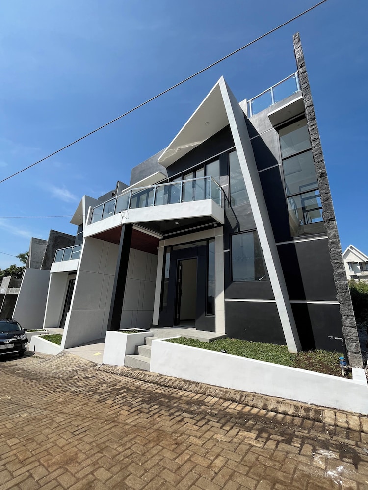 Arrayyan Executive Village Complex Batu
