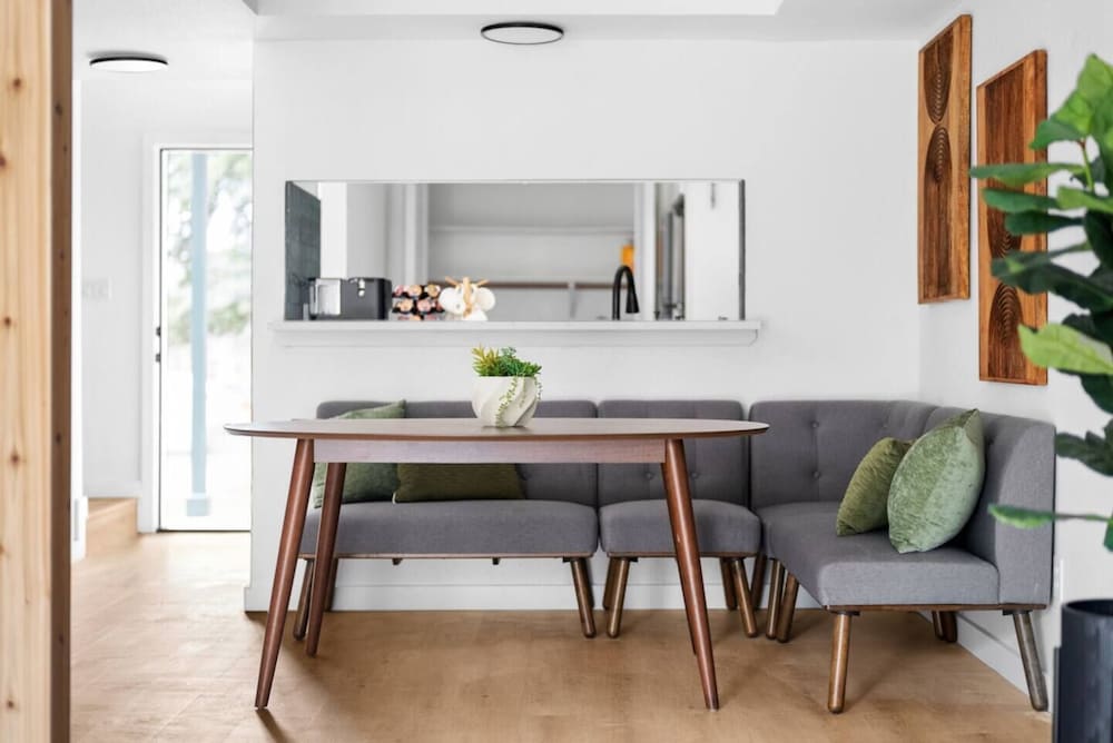 Fast Wifi Desks SoCo DT Zilker -Pet
