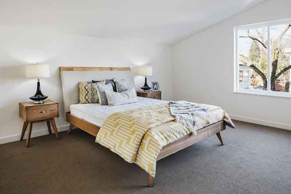 Sleeps10-garden-freeparking-bbq-familyfriendly view 3