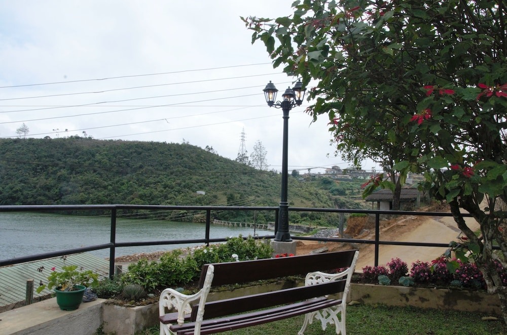 Lakeside Cottages