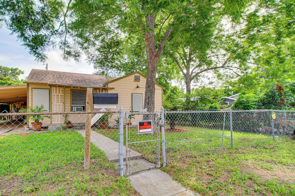 4 Mi to Mcgee Beach: Corpus Christi Home w/ Patio