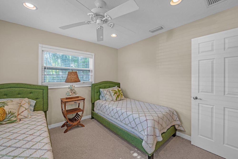Comfy Home W/ Heated Pool Near Siesta Key Beach 2 Bedroom Home