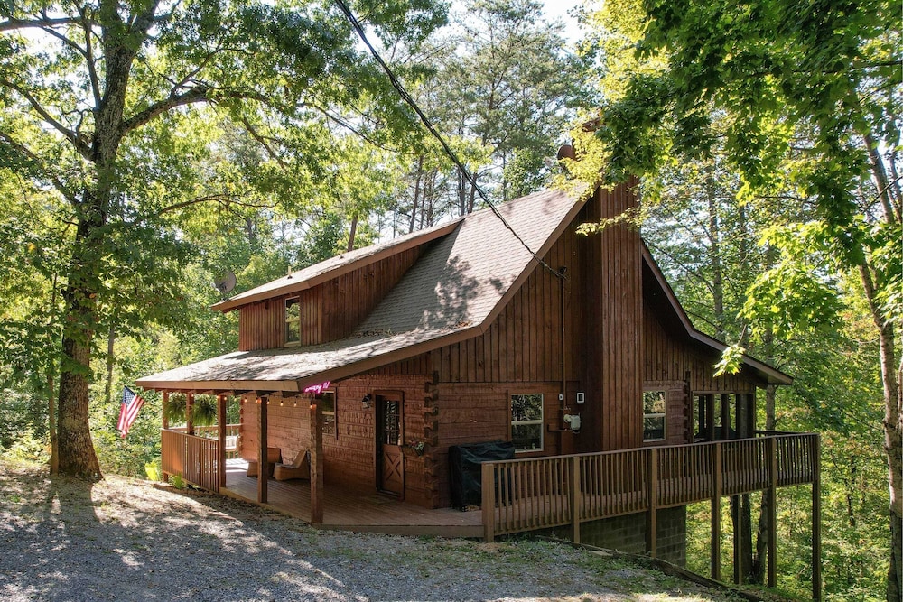 Sleeps 20 3 Cabins w/ Hot Tubs, Game Room, Fire Pit Dudley Trio by Avantstay