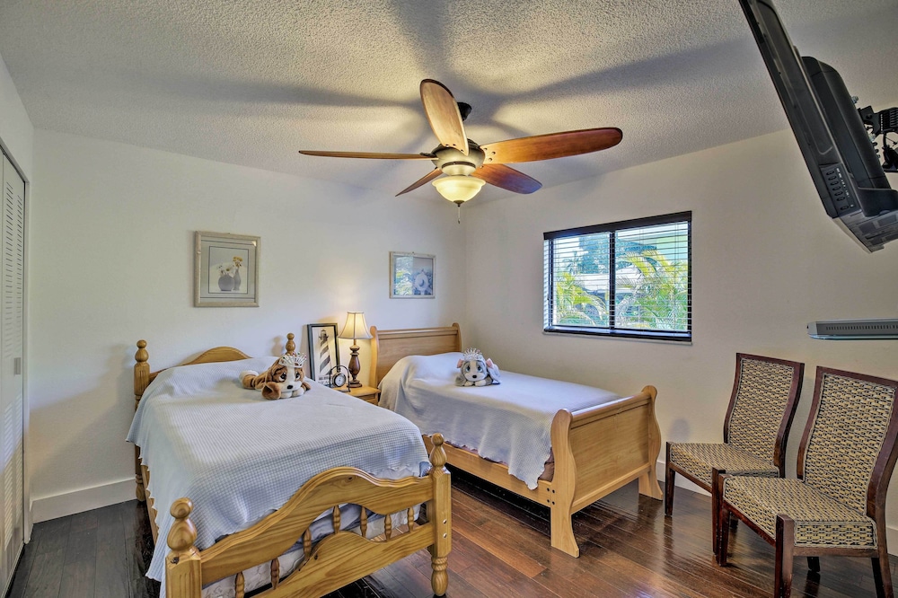 Pet-friendly Oasis w/ Deck & Fire Pit in Bokeelia!