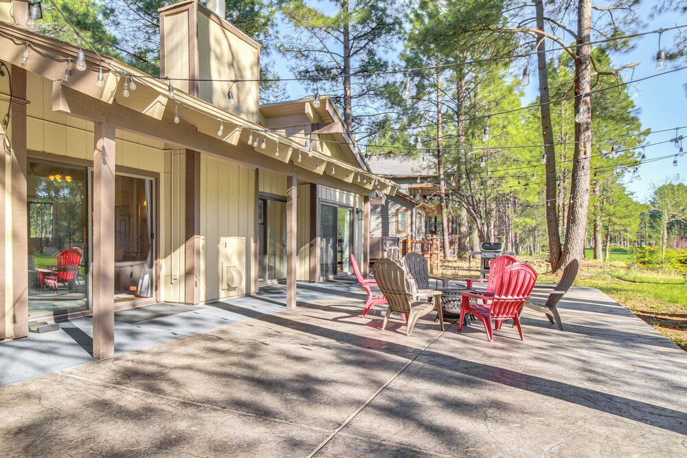 Golf Course Getaway & Hot Tub Haven in Pinetop!