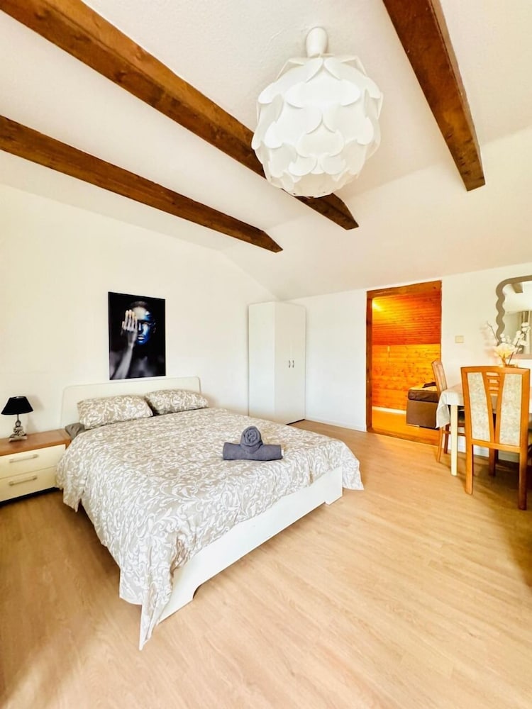 7 private Rooms in a spacious Villa