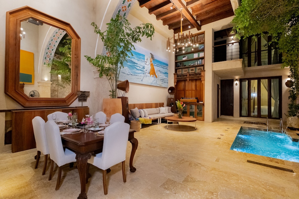 Luxury 5BR House W Jacuzzi & Pool