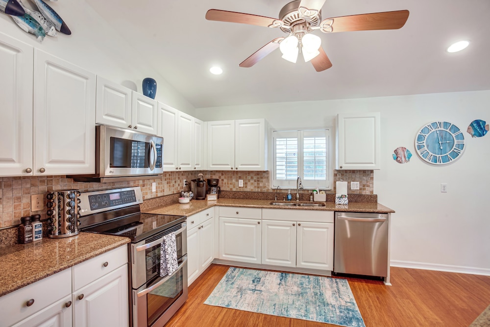 Game Room & Hot Tub: Easy Cape Coral Adventures