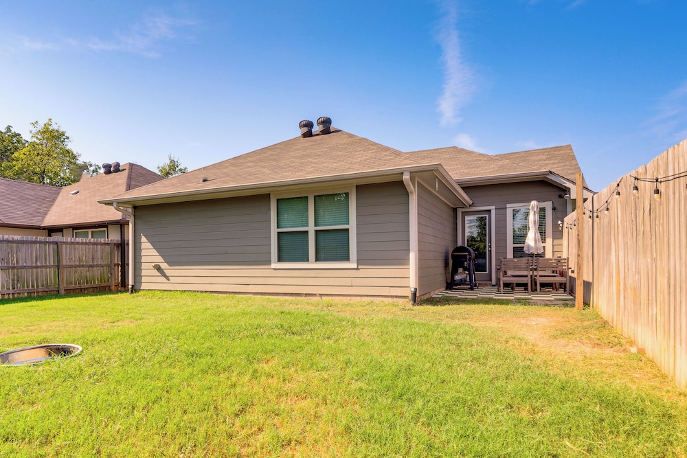 9 Mi to College Station: Dog-friendly Home w/ Yard