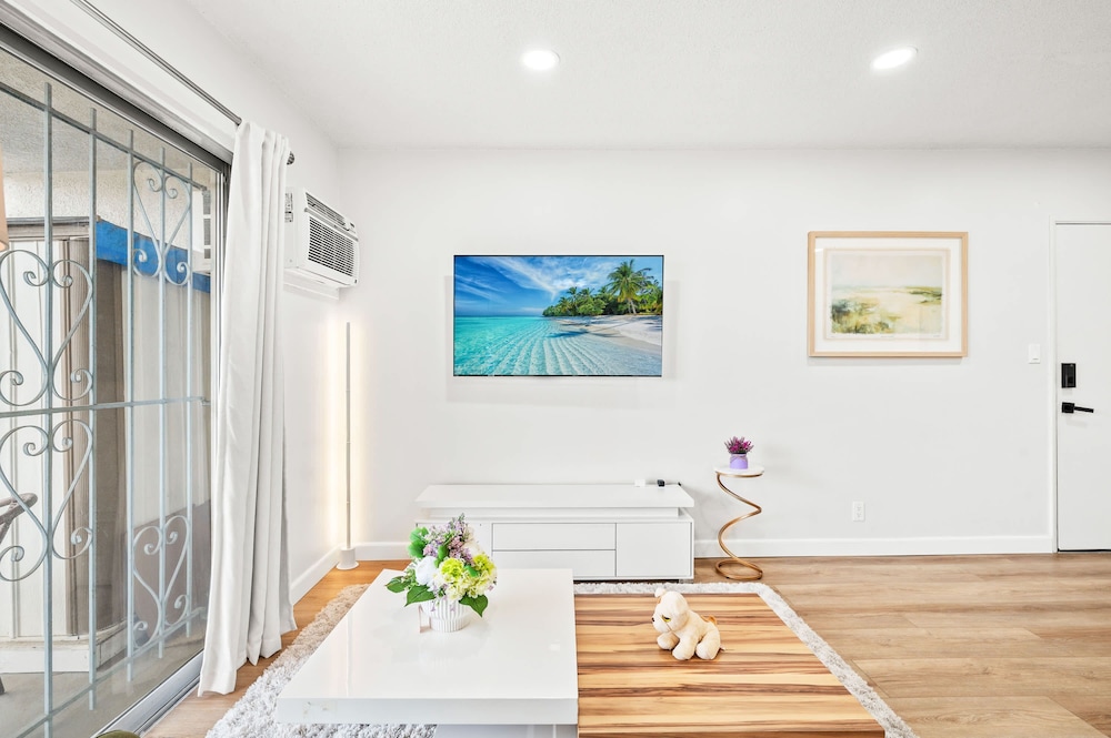 Modern Cozy Retreat Stylish Stay With Patio Parking