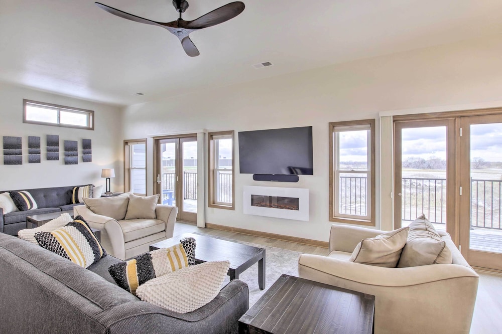 Spacious Recently Built Home < 1 Mi to Lake! 4