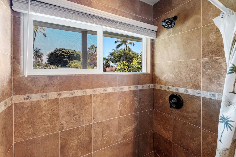 Ocean View Unit w Lanai - AC - Near Marketplace! - Vrkcv