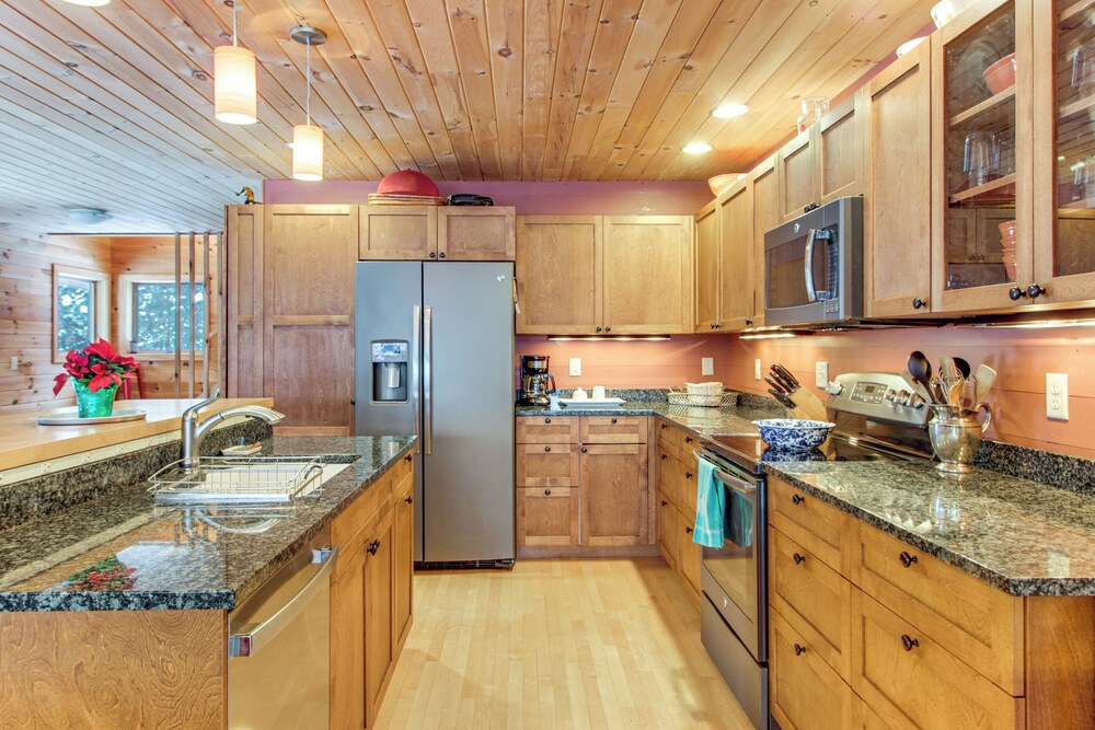 Dock & Foosball: Esquagama Lake Family Cabin