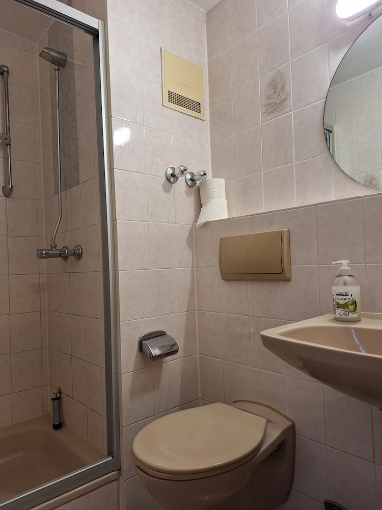 2-Rent Group Hostel Rooms AUB162