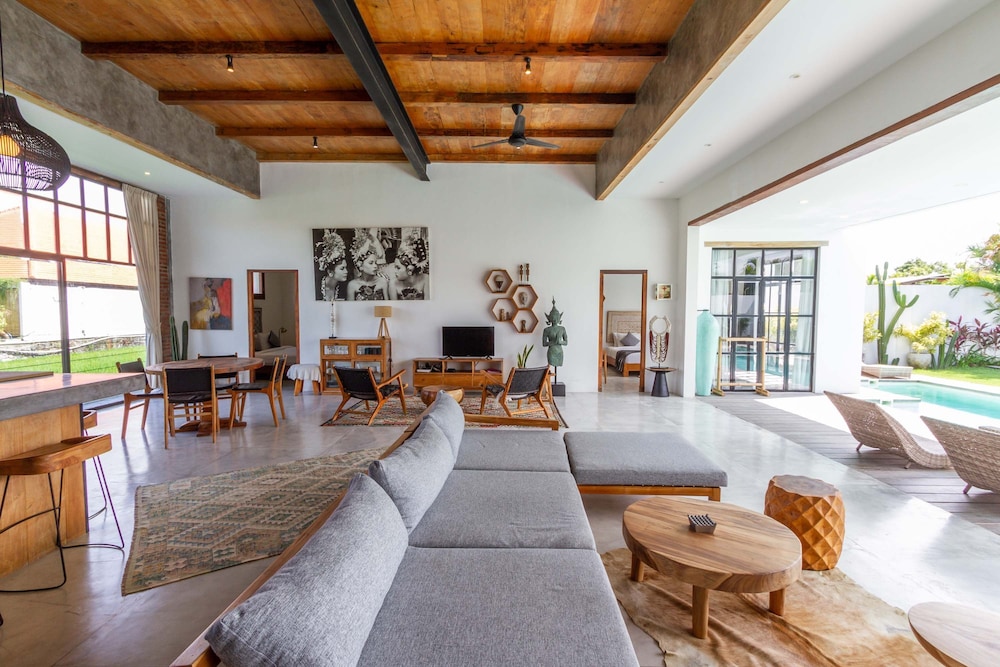 Villa Maje by Alfred in Bali - Tropical 3BD Villa w Pool Near Batu Belig Beach