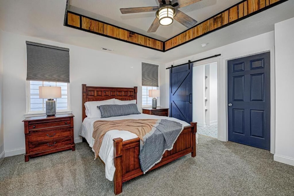 Spacious Home for Groups with Hot Tub in Indy