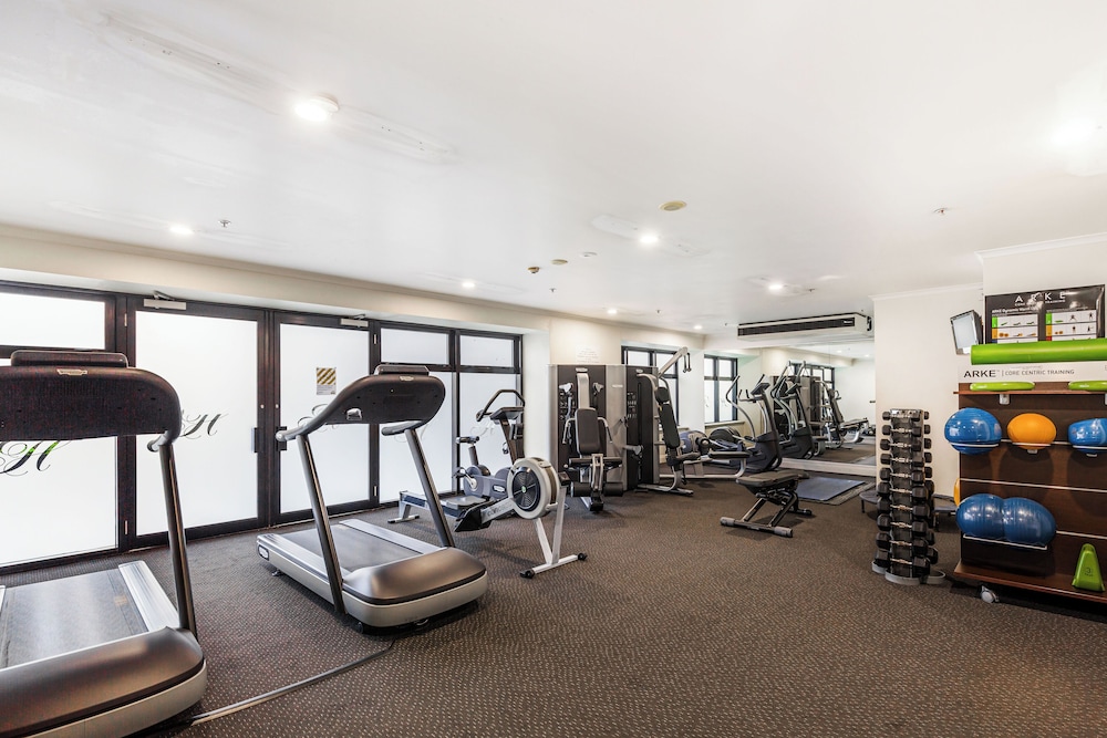 City Getaway 1BR Apt w Pool & Gym I Zodiak Stays