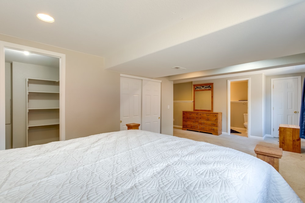Spacious Aurora Home: 20 Mi to Downtown Denver!